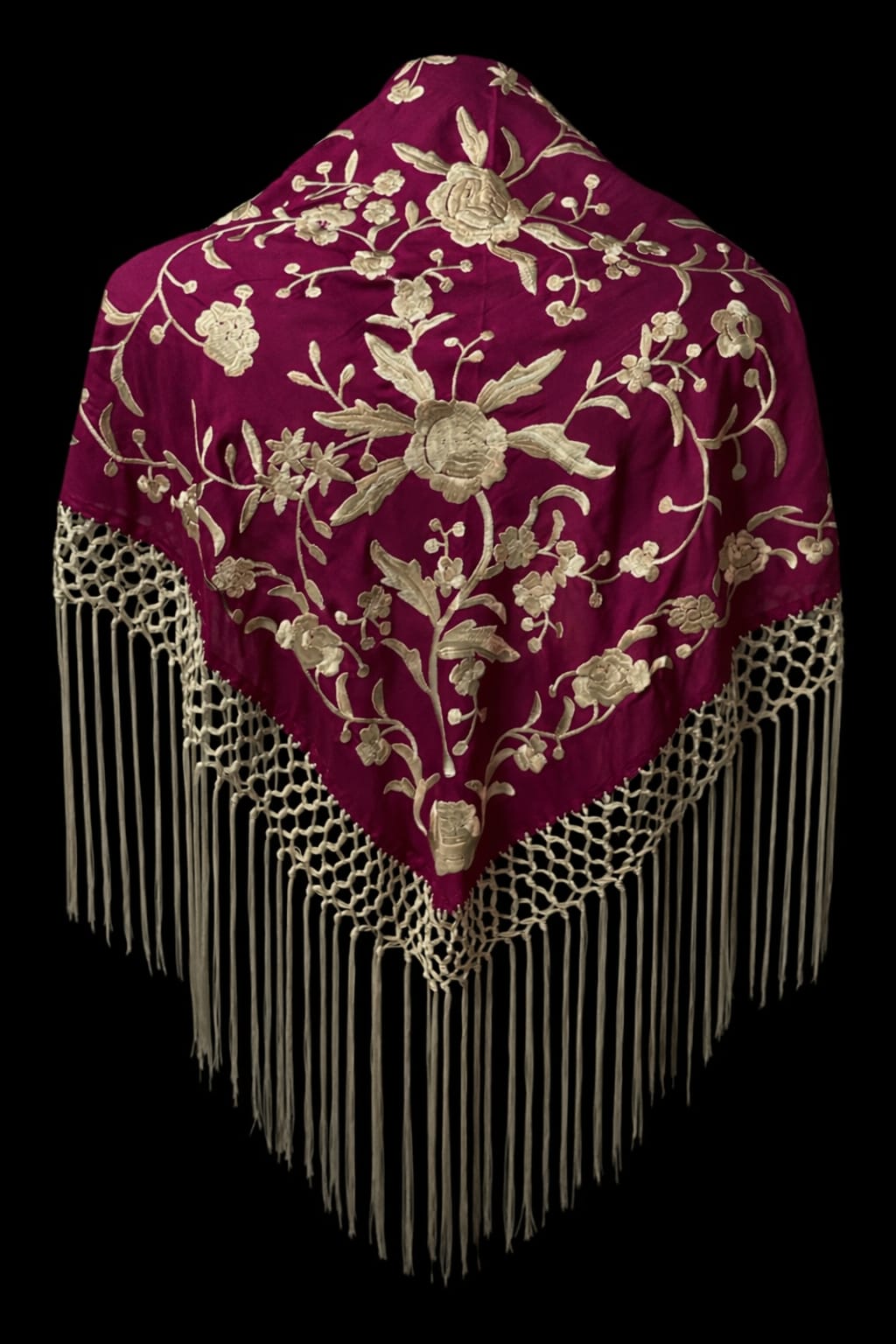 Mantón Bordado Fucsia Intenso con Hilo Marfil