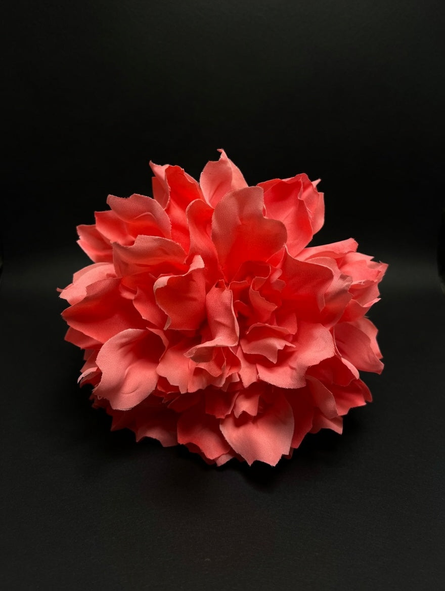 Flor coral intenso y luminoso