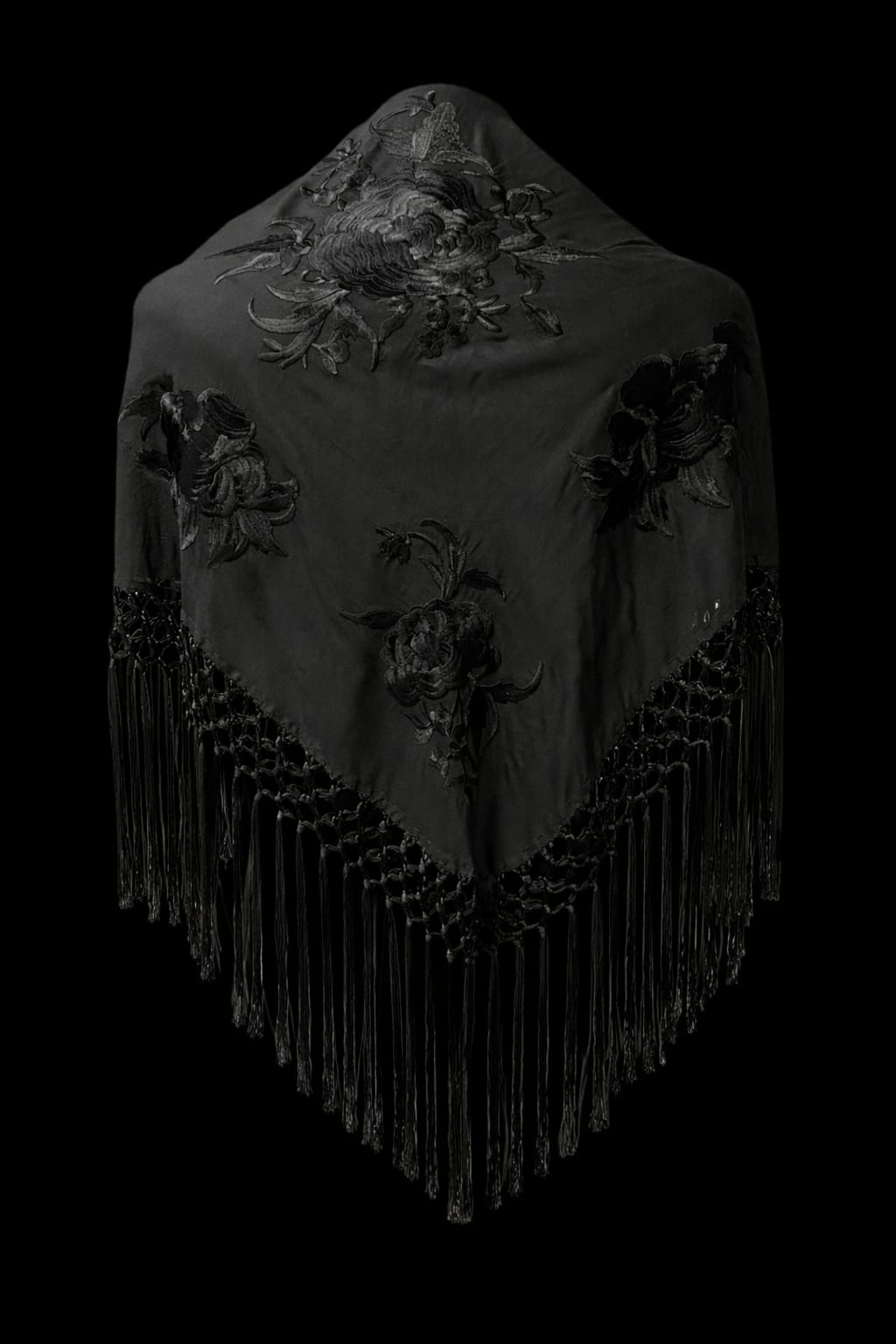 Mantón Negro Bordado en Negro – Fleco Negro